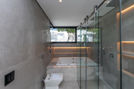 Casa de condomínio à venda com 516m², 4 quartos e 5 vagas Casa de condomínio à venda com 516m², 4 quartos e 5 vagasBanheiro