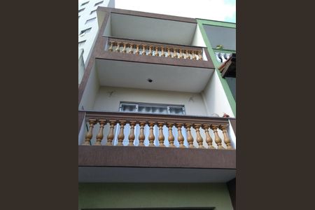 Casa à venda com 107m², 3 quartos e 2 vagas Casa à venda com 107m², 3 quartos e 2 vagasFachada