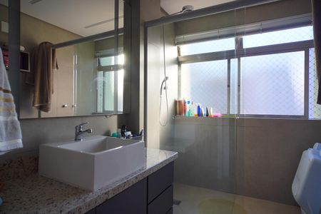 Banheiro suíte  de apartamento à venda com 2 quartos, 136m² em São Sebastião, Porto Alegre