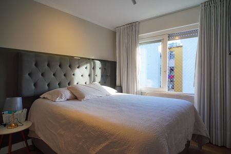 Suíte  de apartamento à venda com 2 quartos, 136m² em São Sebastião, Porto Alegre