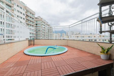 Apartamento à venda com 210m², 3 quartos e 2 vagasPiscina