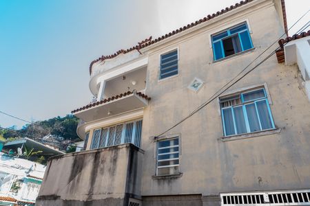 Casa à venda com 210m², 6 quartos e 2 vagas Casa à venda com 210m², 6 quartos e 2 vagasFachada