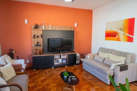 Casa à venda com 210m², 6 quartos e 2 vagas Casa à venda com 210m², 6 quartos e 2 vagasSala