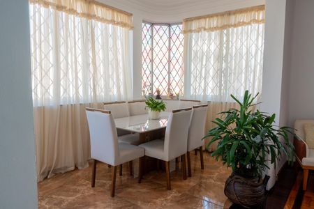 Casa à venda com 210m², 6 quartos e 2 vagas Casa à venda com 210m², 6 quartos e 2 vagasSala