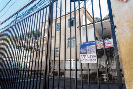 Casa à venda com 210m², 6 quartos e 2 vagas Casa à venda com 210m², 6 quartos e 2 vagasFachada