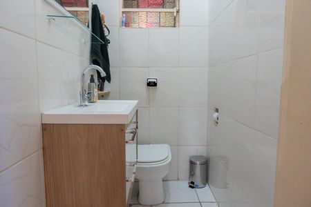 Casa à venda com 210m², 6 quartos e 2 vagas Casa à venda com 210m², 6 quartos e 2 vagasLavabo