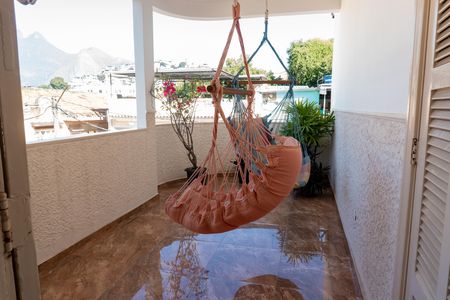 Casa à venda com 210m², 6 quartos e 2 vagas Casa à venda com 210m², 6 quartos e 2 vagasVaranda