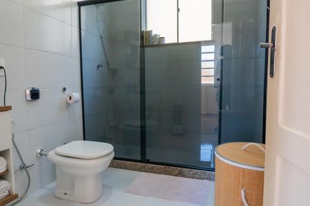 Casa à venda com 210m², 6 quartos e 2 vagas Casa à venda com 210m², 6 quartos e 2 vagasBanheiro social