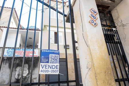 Casa à venda com 210m², 6 quartos e 2 vagas Casa à venda com 210m², 6 quartos e 2 vagasFachada