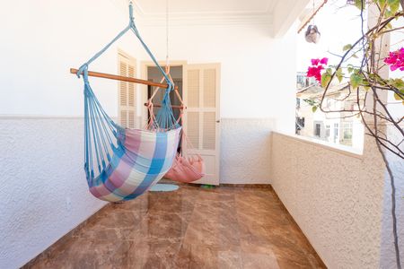 Casa à venda com 210m², 6 quartos e 2 vagas Casa à venda com 210m², 6 quartos e 2 vagasVaranda