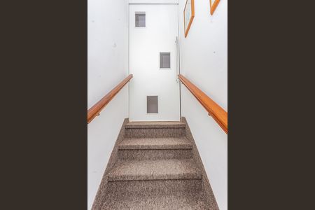 Casa à venda com 150m², 2 quartos e 1 vaga Casa à venda com 150m², 2 quartos e 1 vagaEscada