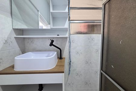 Banheiro de kitnet/studio para alugar com 1 quarto, 24m² em Cidade Ocian, Praia Grande