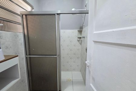 Banheiro de kitnet/studio para alugar com 1 quarto, 24m² em Cidade Ocian, Praia Grande