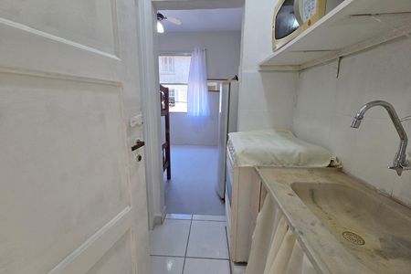 Cozinha de kitnet/studio para alugar com 1 quarto, 24m² em Cidade Ocian, Praia Grande