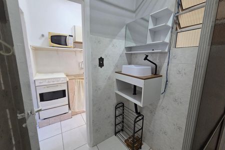 Banheiro de kitnet/studio para alugar com 1 quarto, 24m² em Cidade Ocian, Praia Grande