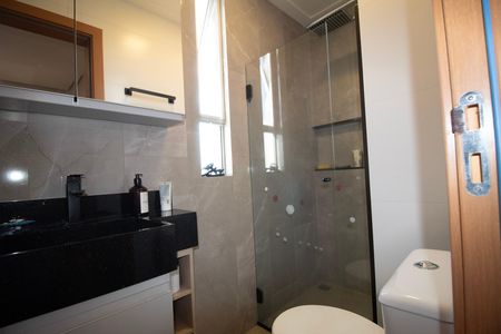 Apartamento à venda com 148m², 2 quartos e 2 vagas Apartamento à venda com 148m², 2 quartos e 2 vagasBanheiro da Suite