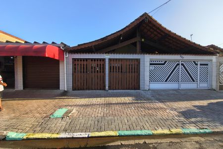 Casa para alugar com 104m², 2 quartos e 2 vagas Casa para alugar com 104m², 2 quartos e 2 vagasFachada