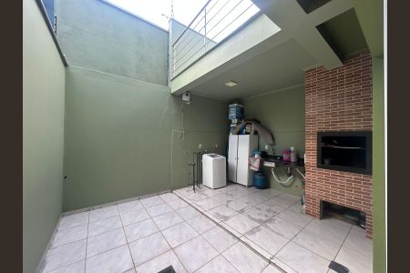 Casa à venda com 132m², 3 quartos e 2 vagas Casa à venda com 132m², 3 quartos e 2 vagasÁrea externa