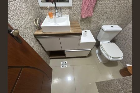 Casa à venda com 132m², 3 quartos e 2 vagas Casa à venda com 132m², 3 quartos e 2 vagasLavabo