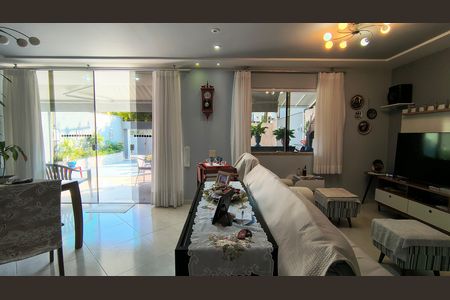 Sala de casa de condomínio à venda com 4 quartos, 250m² em Vargem Pequena, Rio de Janeiro