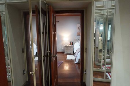 Casa de condomínio à venda com 585m², 5 quartos e 3 vagasCloset