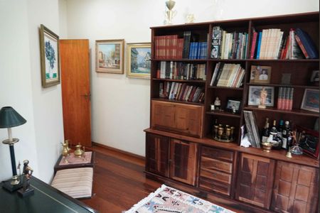 Casa de condomínio à venda com 585m², 5 quartos e 3 vagasEscritório