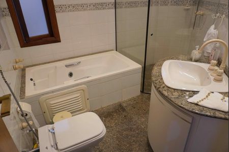 Casa de condomínio à venda com 585m², 5 quartos e 3 vagasBanheiro - Piso superior
