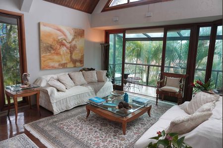 Casa de condomínio à venda com 585m², 5 quartos e 3 vagasSala de estar