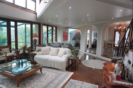 Casa de condomínio à venda com 585m², 5 quartos e 3 vagasSala de estar