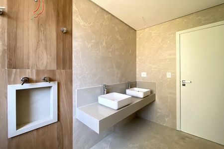 Apartamento à venda com 227m², 3 quartos e 2 vagasBanheiro da Suíte 1