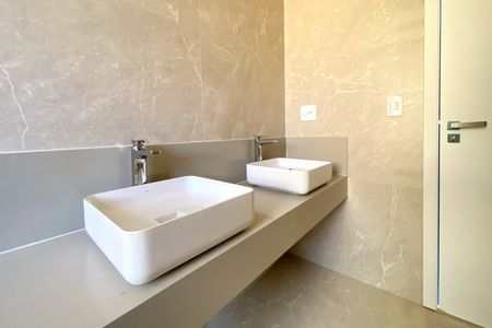 Apartamento à venda com 227m², 3 quartos e 2 vagasBanheiro da Suíte 1