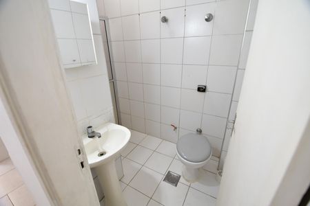 Banheiro de kitnet/studio para alugar com 1 quarto, 47m² em Centro, Campinas