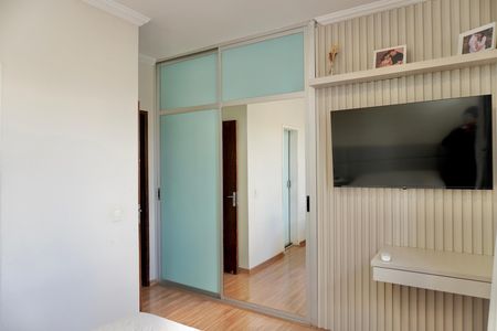 Apartamento à venda com 170m², 4 quartos e 2 vagas Apartamento à venda com 170m², 4 quartos e 2 vagasSuíte