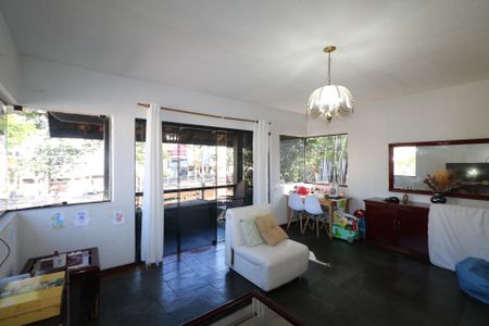 Casa à venda com 350m², 3 quartos e 3 vagas Casa à venda com 350m², 3 quartos e 3 vagasCasa 2