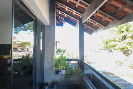 Casa à venda com 350m², 3 quartos e 3 vagas Casa à venda com 350m², 3 quartos e 3 vagasCasa 2