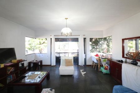 Casa à venda com 350m², 3 quartos e 3 vagas Casa à venda com 350m², 3 quartos e 3 vagasCasa 2