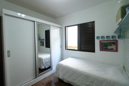Casa à venda com 350m², 3 quartos e 3 vagas Casa à venda com 350m², 3 quartos e 3 vagasQuarto 2