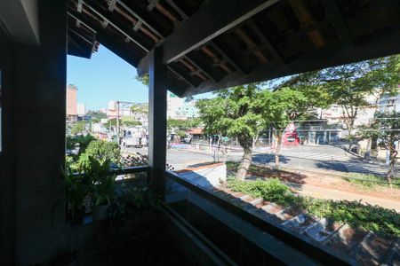 Casa à venda com 350m², 3 quartos e 3 vagas Casa à venda com 350m², 3 quartos e 3 vagasCasa 2