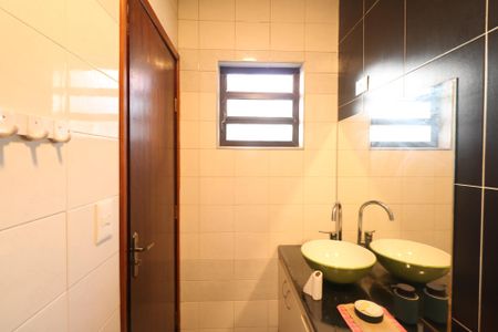 Casa à venda com 350m², 3 quartos e 3 vagas Casa à venda com 350m², 3 quartos e 3 vagasBanheiro da Área Gourmet