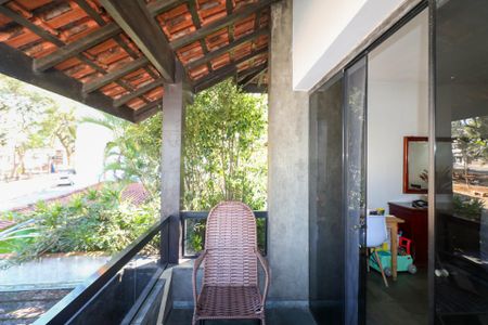 Casa à venda com 350m², 3 quartos e 3 vagas Casa à venda com 350m², 3 quartos e 3 vagasCasa 2