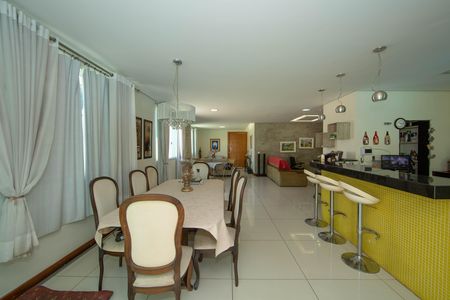 Casa para alugar com 235m², 4 quartos e 7 vagas Casa para alugar com 235m², 4 quartos e 7 vagasSALA