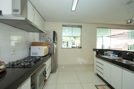 Casa para alugar com 235m², 4 quartos e 7 vagas Casa para alugar com 235m², 4 quartos e 7 vagasCOZINHA