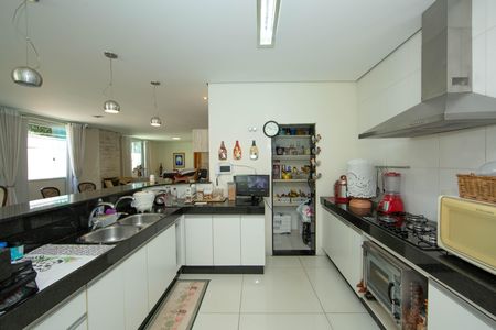 Casa para alugar com 235m², 4 quartos e 7 vagas Casa para alugar com 235m², 4 quartos e 7 vagasCOZINHA