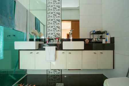 Casa para alugar com 235m², 4 quartos e 7 vagas Casa para alugar com 235m², 4 quartos e 7 vagasBANHEIRO3