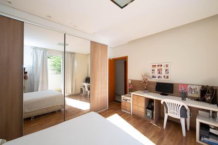 Casa para alugar com 235m², 4 quartos e 7 vagas Casa para alugar com 235m², 4 quartos e 7 vagasQUARTO3