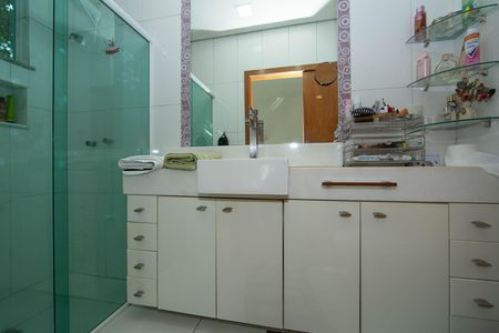 Casa para alugar com 235m², 4 quartos e 7 vagas Casa para alugar com 235m², 4 quartos e 7 vagasBANHEIRO1