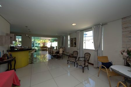 Casa para alugar com 235m², 4 quartos e 7 vagas Casa para alugar com 235m², 4 quartos e 7 vagasSALA
