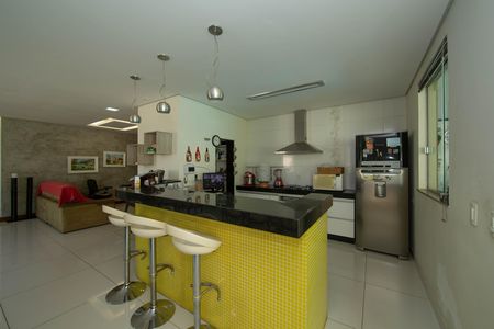 Casa para alugar com 235m², 4 quartos e 7 vagas Casa para alugar com 235m², 4 quartos e 7 vagasCOZINHA