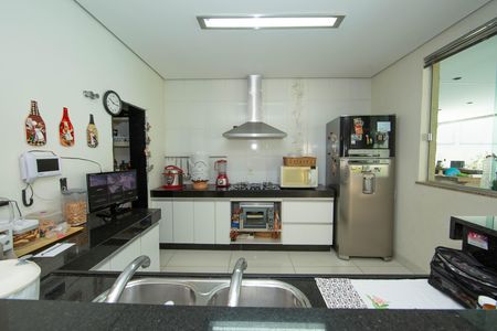 Casa para alugar com 235m², 4 quartos e 7 vagas Casa para alugar com 235m², 4 quartos e 7 vagasCOZINHA