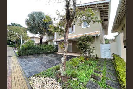 Casa de condomínio para alugar com 230m², 4 quartos e 4 vagas Casa de condomínio para alugar com 230m², 4 quartos e 4 vagasGaragem e Fachada